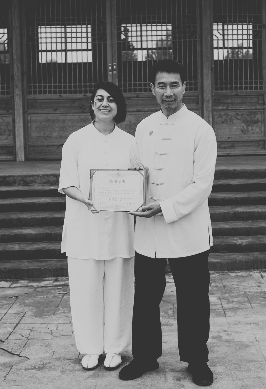 Imágen de la instructora de Tai Chi Paula Carmona, junto a Maestro Chen Bing, en su escuela sede central, en Chenjiagou, China.